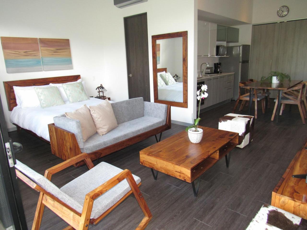 Bee Suites Santa Ana Санта-Ана Екстер'єр фото