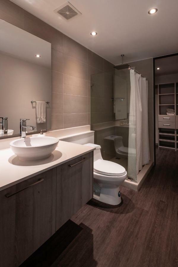 Bee Suites Santa Ana Санта-Ана Екстер'єр фото